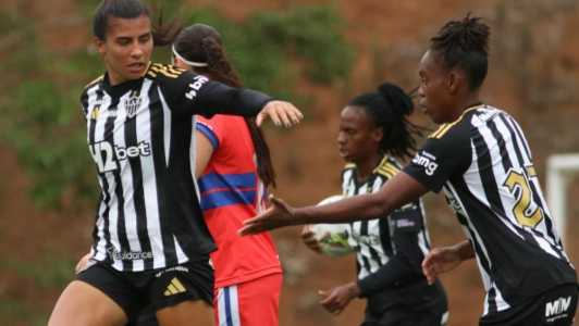 Luana Índia, do Atlético, celebra um dos seus quatro gols diante do Araguari neste sábado (18), pelo Mineiro Feminino