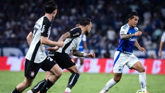 Lucas Romero, do Cruzeiro, em ação contra o Corinthians pela semifinal da Copa do Brasil