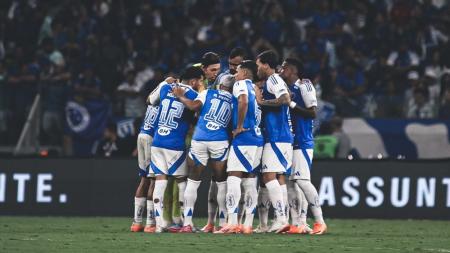 Jogadores do Cruzeiro antes da partida com o Corinthians pela semifinal da Copa do Brasil
