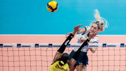 Thaísa, do Gerdau Minas, e Adenízia, do Praia Clube, em ação pelo Sul-Americano de Vôlei
