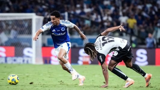 Christian, do Cruzeiro, e Carillo, do Corinthians, em ação durante semifinal da Copa do Brasil