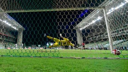 Pênalti cobrado pelo jogador do América, Val Soares, no jogo contra o North pelo Campeonato Mineiro