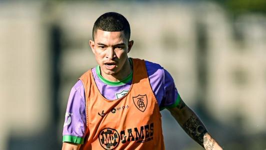 Marlon, lateral do América, em ação durante treinamento da equipe