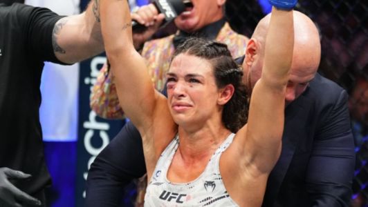 Mackenzie Dern celebra vitória sobre Virna Jandiroba neste sábado (25), no UFC 321, em Abu Dhabi