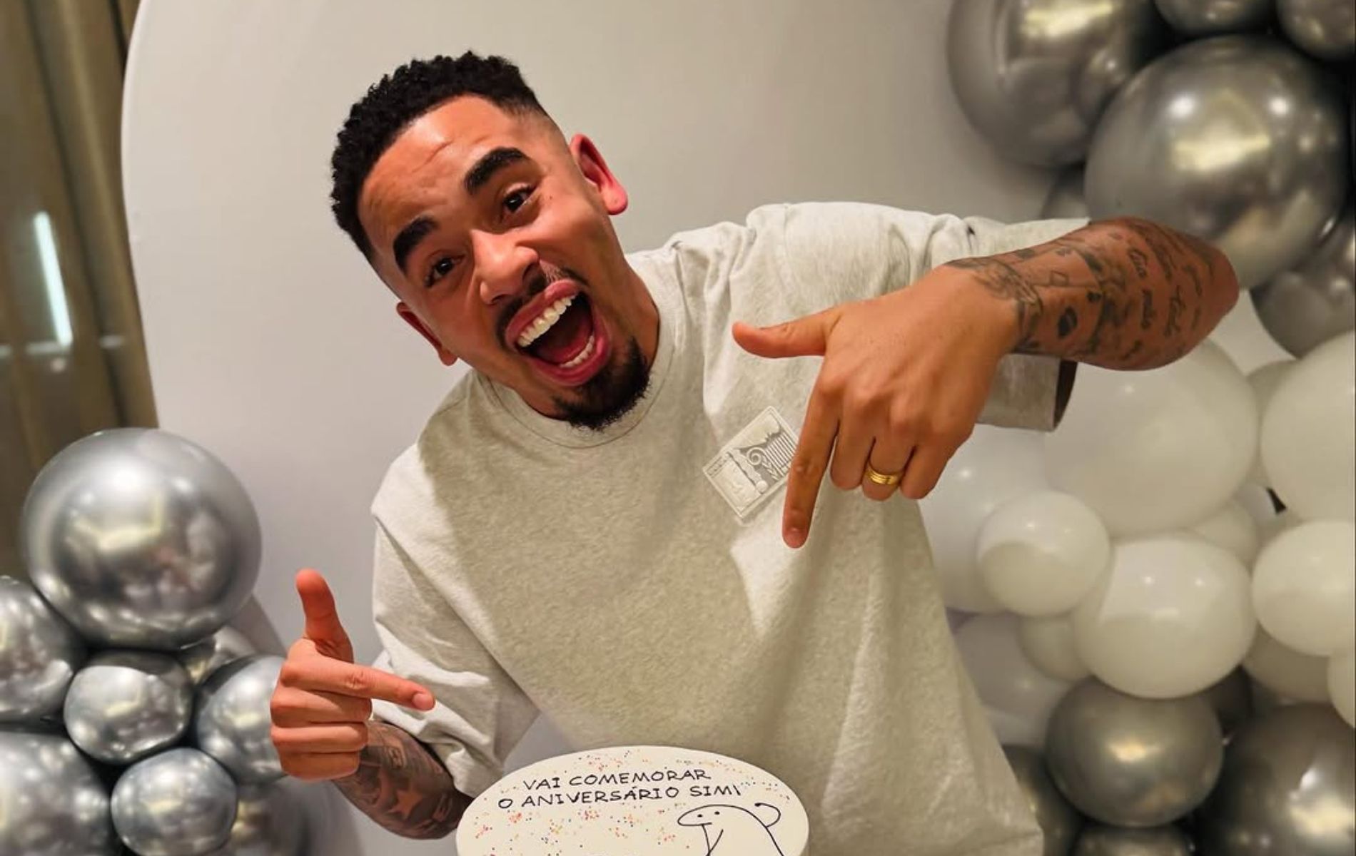 Neymar brinca com Gabriel Jesus sobre desenho em bolo de aniversário: 'Esquisito'