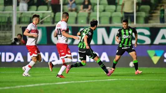 Jogadores de América e CRB neste sábado (18) em confronto pela Série B