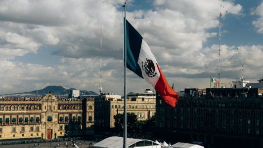 Bandeira do México na Praça da Constituição, na Cidade do México