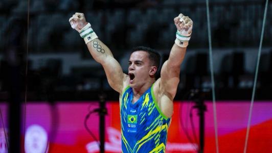 Caio Souza celebra exibição na final das argolas no Mundial de Ginástica Artística