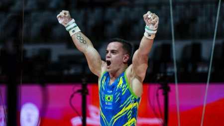 Caio Souza celebra exibição na final das argolas no Mundial de Ginástica Artística
