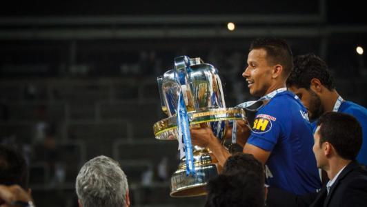 Henrique, capitão do Cruzeiro na conquista do hexacampeonato da Copa do Brasil