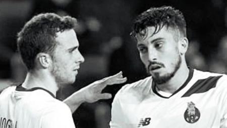 Diogo Jota, à esquerda, e Alex Telles em partida do Porto, de Portugal, em 2016/17