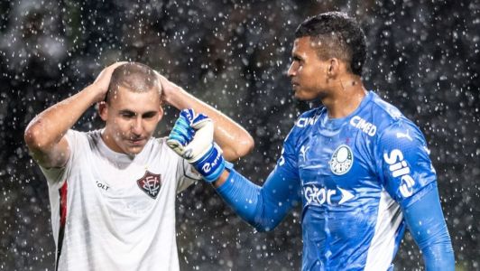 Goleiro do Palmeiras celebra defesa de pênalti contra o Vitória na Copinha