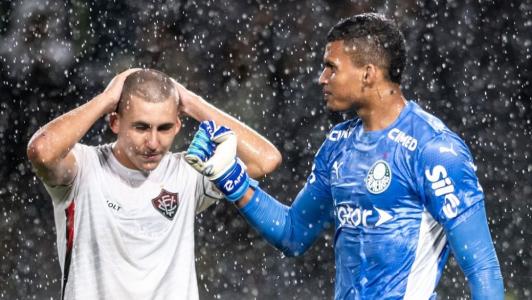 Goleiro do Palmeiras celebra defesa de pênalti contra o Vitória na Copinha