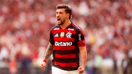 Arrascaeta comemora o gol que abriu o caminho para a vitória do Flamengo sobre o Palmeiras por 3 a 2 neste domingo (19)
