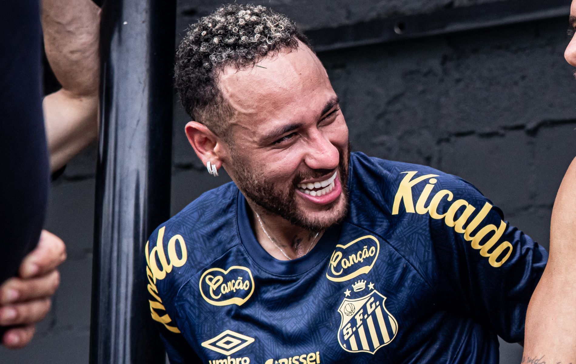 Helicóptero, gol, filho de Robinho e mais: o primeiro treino de Neymar pelo Santos