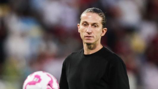 Filipe Luís à beira do campo no duelo entre Flamengo e Palmeiras neste domingo (19), pelo Brasileiro