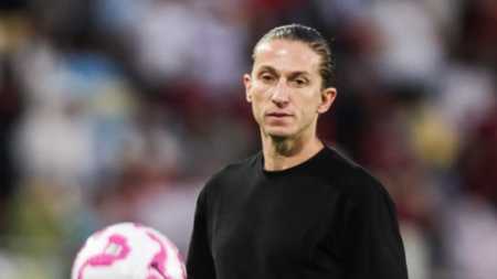Filipe Luís à beira do campo no duelo entre Flamengo e Palmeiras neste domingo (19), pelo Brasileiro