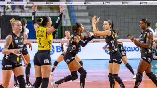 Jogadoras do Praia Clube celebram ponto sobre o Mackenzie pela Superliga Feminina de Vôlei