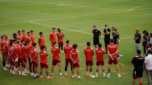 Técnico Cacique Medina é apresentado ao elenco do Estudiantes