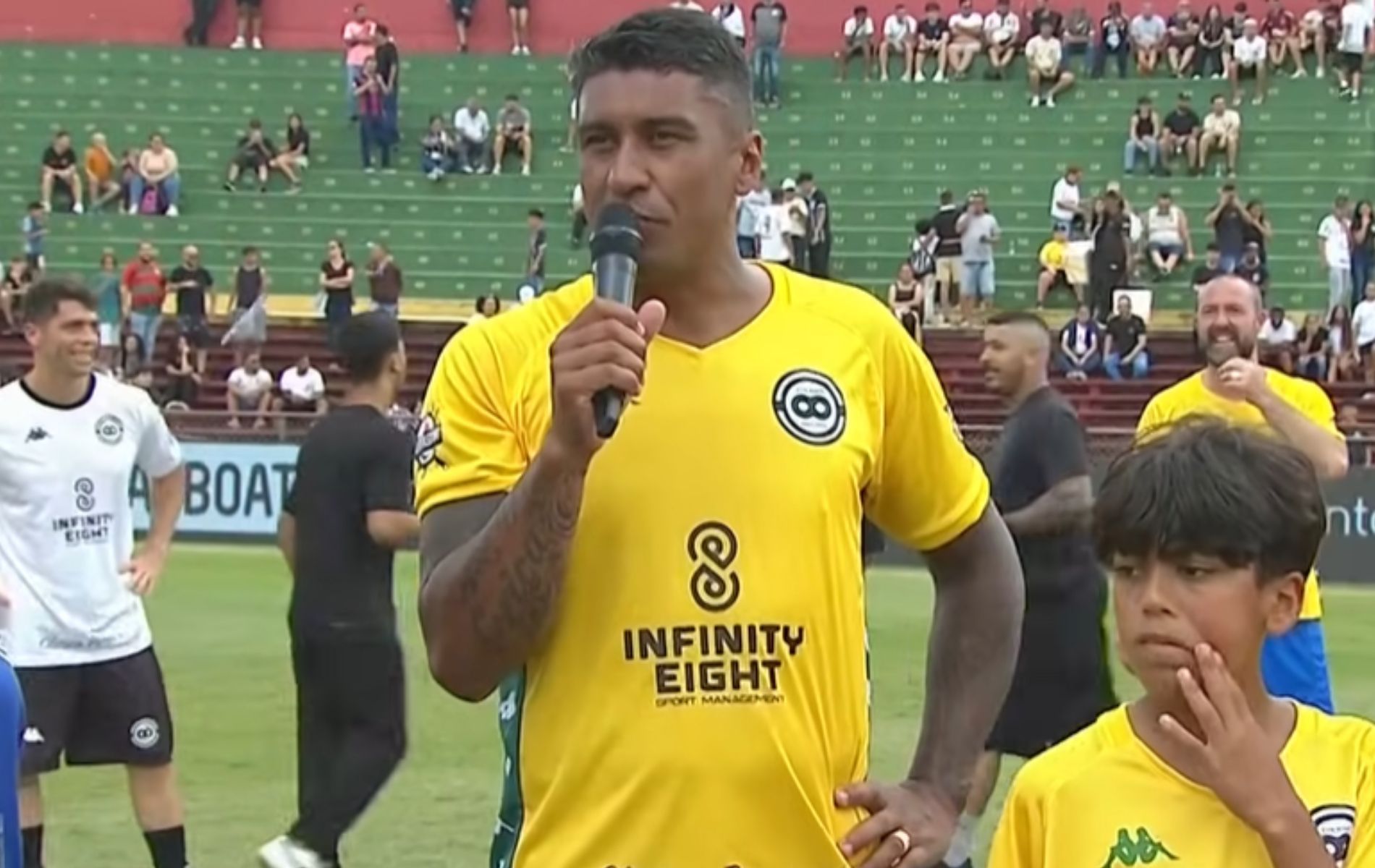 Emocionado, Paulinho se despede do futebol e elogia torcida do Corinthians: ‘Surreal’
