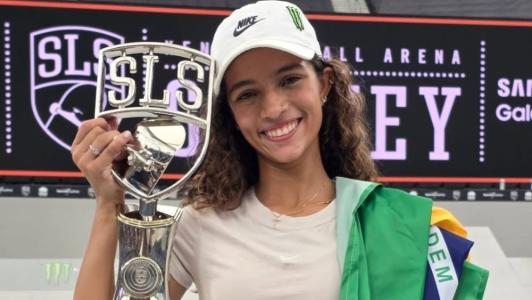 Rayssa Leal com troféu da primeira etapa da SLS 2026