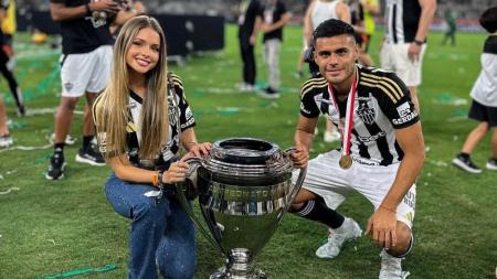 Aldana Masset e Fausto Vera com taça do Campeonato Mineiro 2025