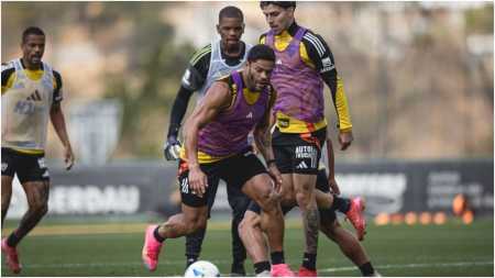 Hulk (foto), que não participou da partida contra o Vasco no último domingo (10), treinou normalmente na Cidade do Galo