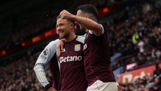 Matt Cash celebra o seu gol, que deu a vitória ao Aston Villa sobre o City neste domingo (26)