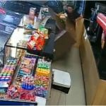 Vídeo flagra momento em que carro desgovernado invade conveniência de posto em SP