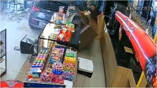 Veículo desgovernado invade loja de posto de gasolina e deixa funcionária ferida em São Paulo