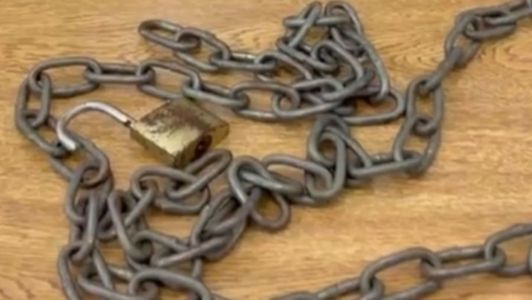 Jovem, de apenas 21 anos, estava acorrentada pelos pés em uma cama e foi resgatada com diversos hematomas