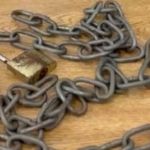 Homem é preso em flagrante após acorrentar e manter namorada em cárcere privado no RS