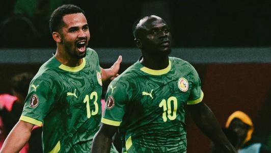 Jogadores de Senegal celebram gol sobre o Egito na Copa Africana de Nações