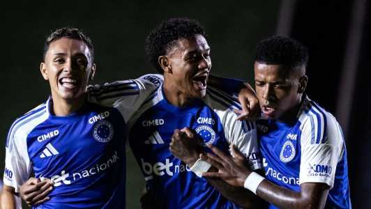 Jogadores do Cruzeiro celebram gol sobre o Tombense, pelo Campeonato Mineiro