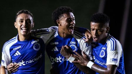 Jogadores do Cruzeiro celebram gol sobre o Tombense, pelo Campeonato Mineiro