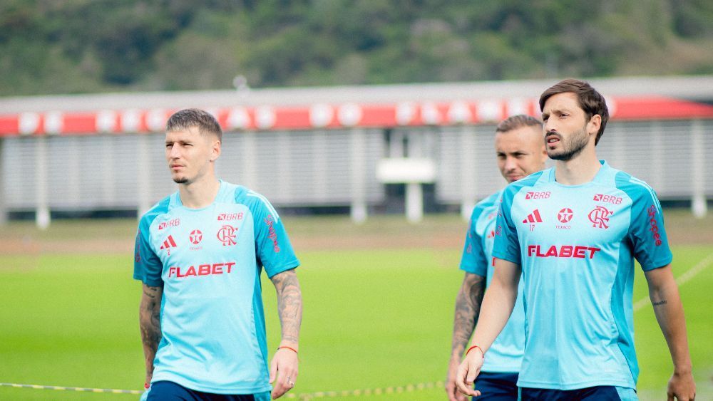Escalação do Flamengo: uruguaios disputam vaga de titular contra o Santos