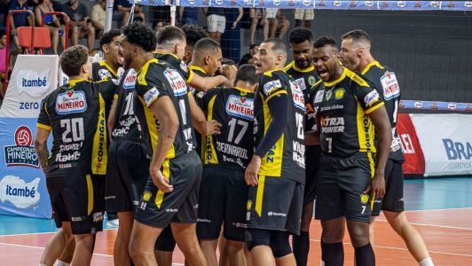 Jogadores do Praia Clube durante partida do Campeonato Mineiro Masculino de Vôlei