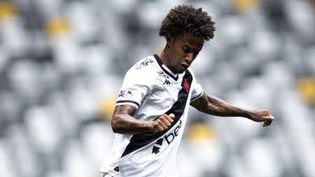 Tchê Tchê em ação pelo Vasco contra o Atlético no Brasileirão