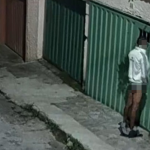 Homem em situação de rua é flagrado se masturbando enquanto espia casas em BH; veja vídeo
