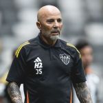 Diretor do Atlético comenta utilização da base por Sampaoli e faz projeção