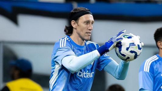 Cássio, do Cruzeiro, em trabalho de aquecimento antes da partida com o Grêmio