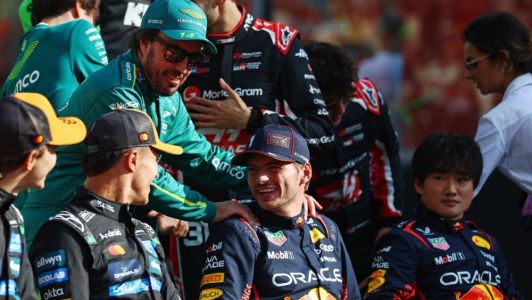 Max Verstappen (de azul ao centro), ao lado de Lando Norris e Fernando Alonso