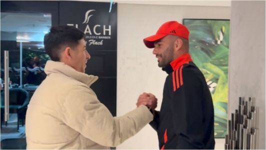 Alan Rodríguez, novo reforço do Internacional, cumprimenta Thiago Maia