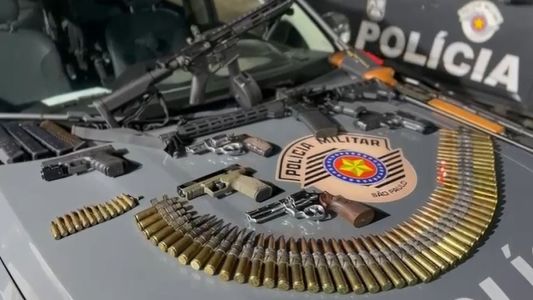 Polícia Militar de São Paulo prende homem portando 'arsenal de guerra' dentro de pousada no litoral do estado
