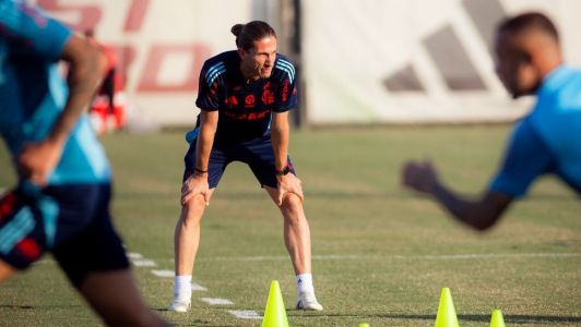 Filipe Luís observa atividade do Flamengo no Ninho do Urubu