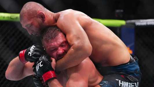 Chimaev dominou e venceu DDP, o antigo campeão dos pesos-médios no UFC