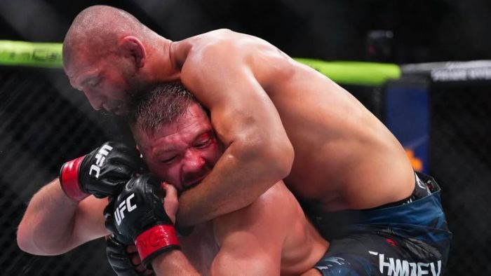 Chimaev dominou e venceu DDP, o antigo campeão dos pesos-médios no UFC