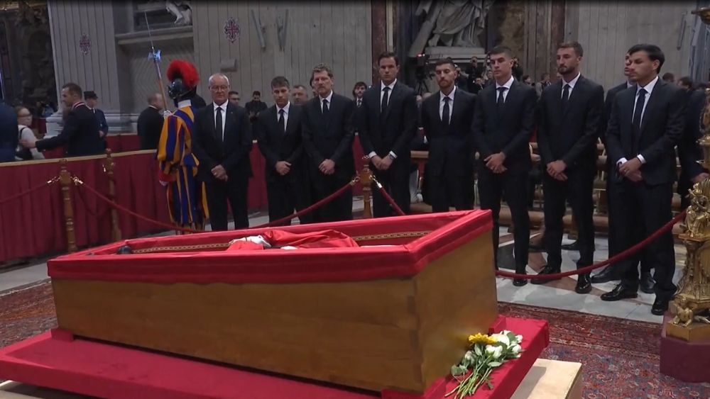 Vaticano pede que pessoas não façam selfies com Papa Francisco no caixão