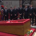 Elenco da Roma acompanha velório de papa Francisco no Vaticano; assista