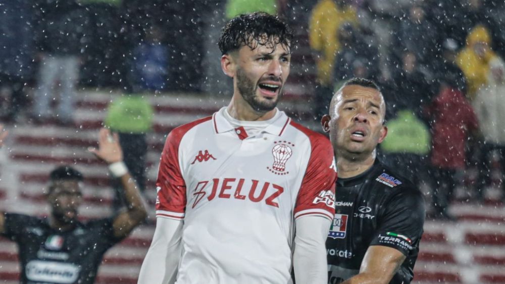 Em jogo com expulsões e forte chuva, Once Caldas vence Huracán e avança na 'Sula'